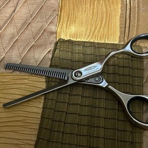 Blending Shears Logo Cricket